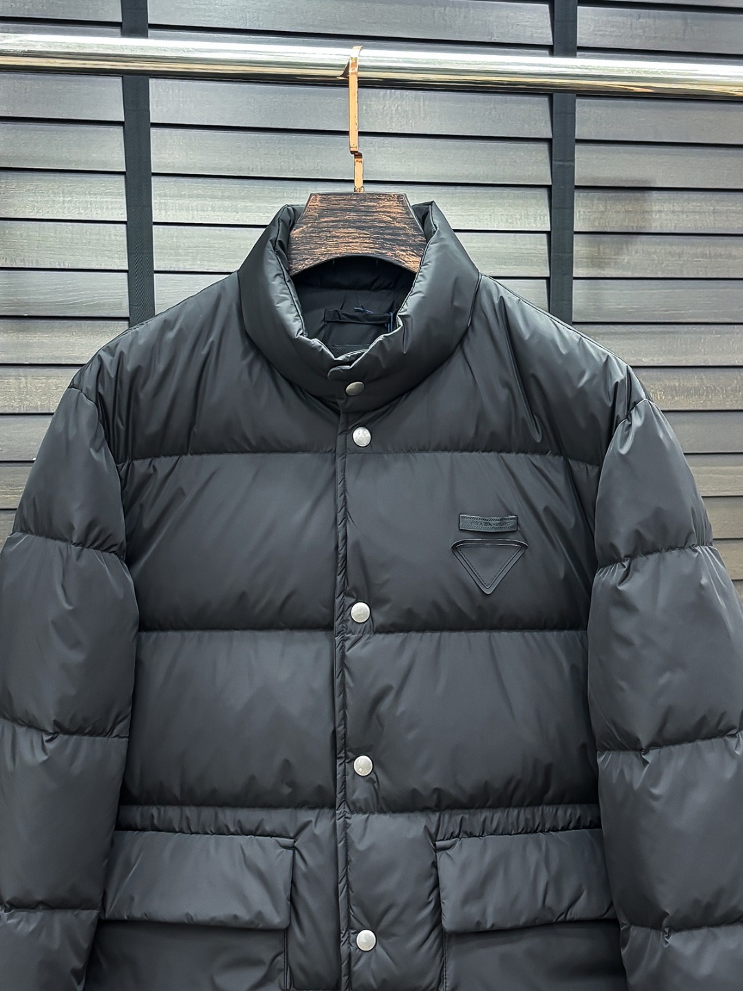 Prada 新款羽绒服秀场新品25新款羽绒服，品相非常完美，专柜高科技防水面料，内里90%白鹅绒填充，舒