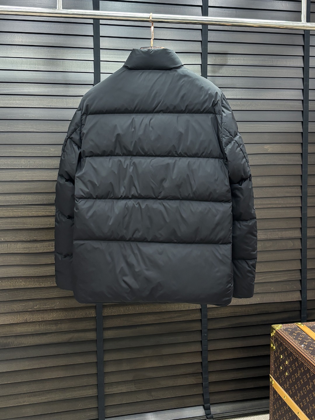 Prada 新款羽绒服秀场新品25新款羽绒服，品相非常完美，专柜高科技防水面料，内里90%白鹅绒填充，舒