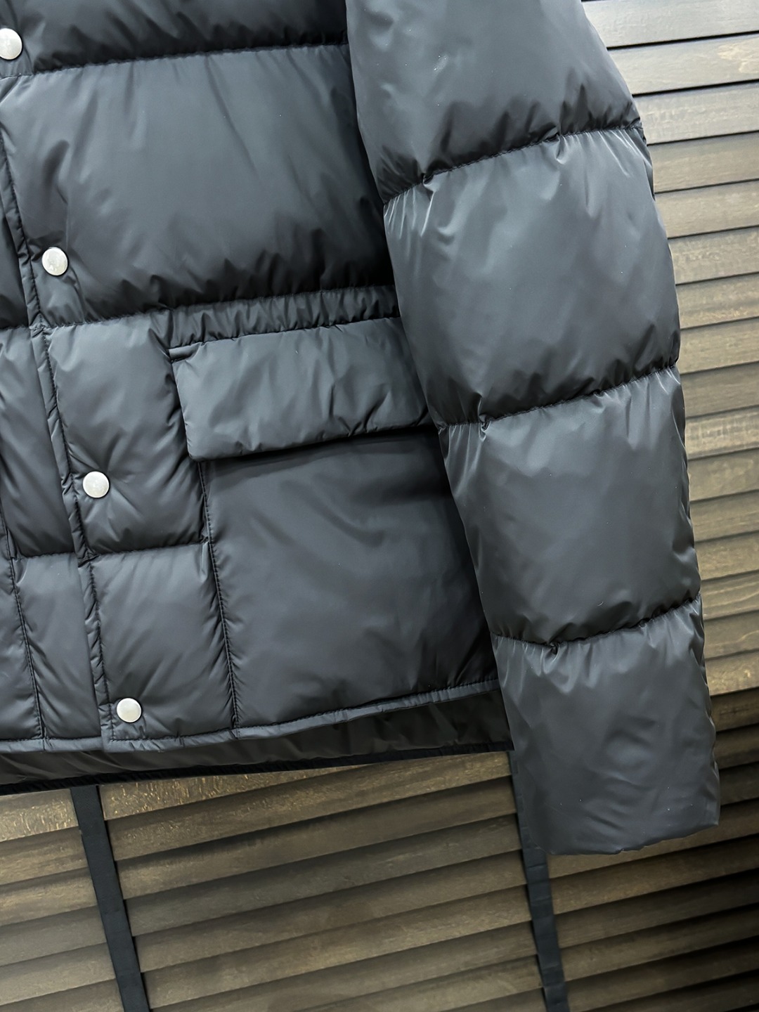 Prada 新款羽绒服秀场新品25新款羽绒服，品相非常完美，专柜高科技防水面料，内里90%白鹅绒填充，舒