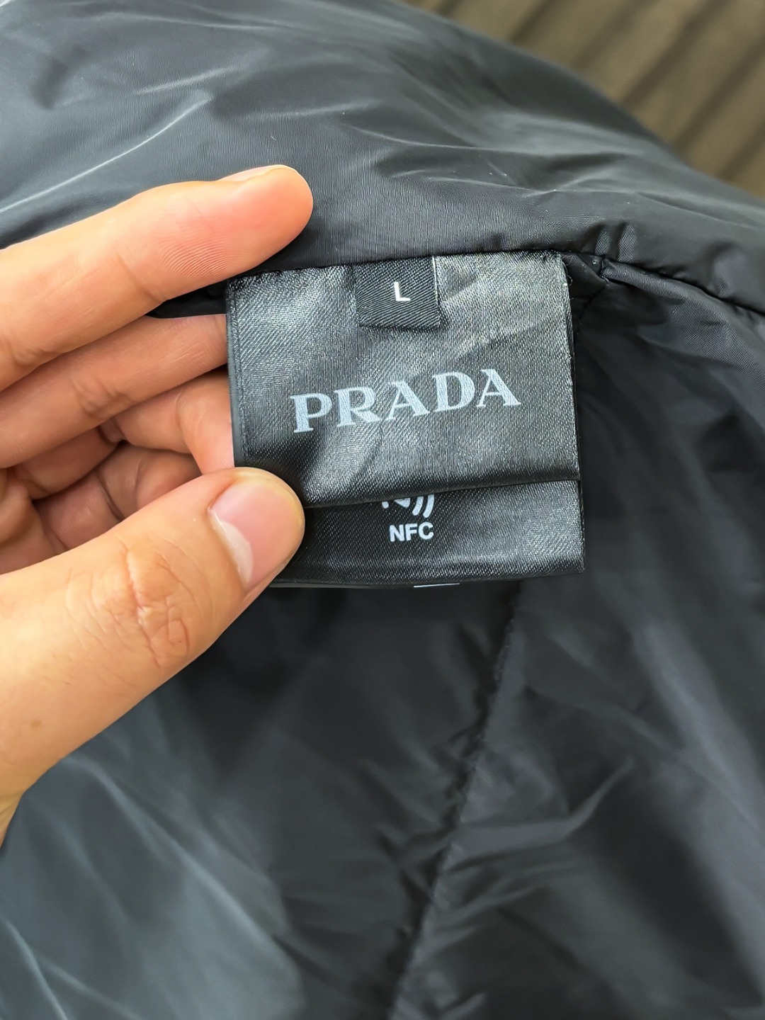 Prada 新款羽绒服秀场新品25新款羽绒服，品相非常完美，专柜高科技防水面料，内里90%白鹅绒填充，舒