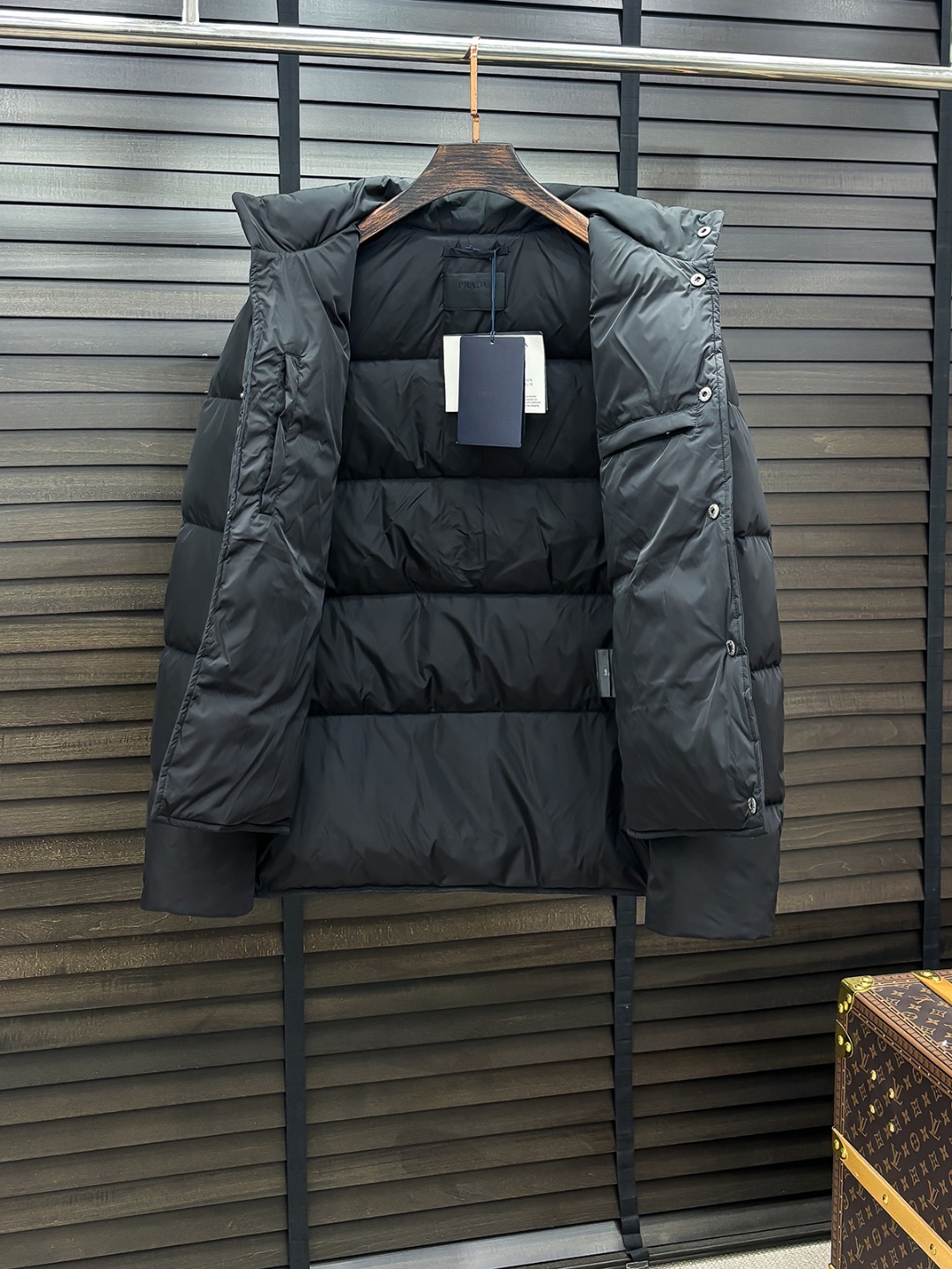 Prada 新款羽绒服秀场新品25新款羽绒服，品相非常完美，专柜高科技防水面料，内里90%白鹅绒填充，舒