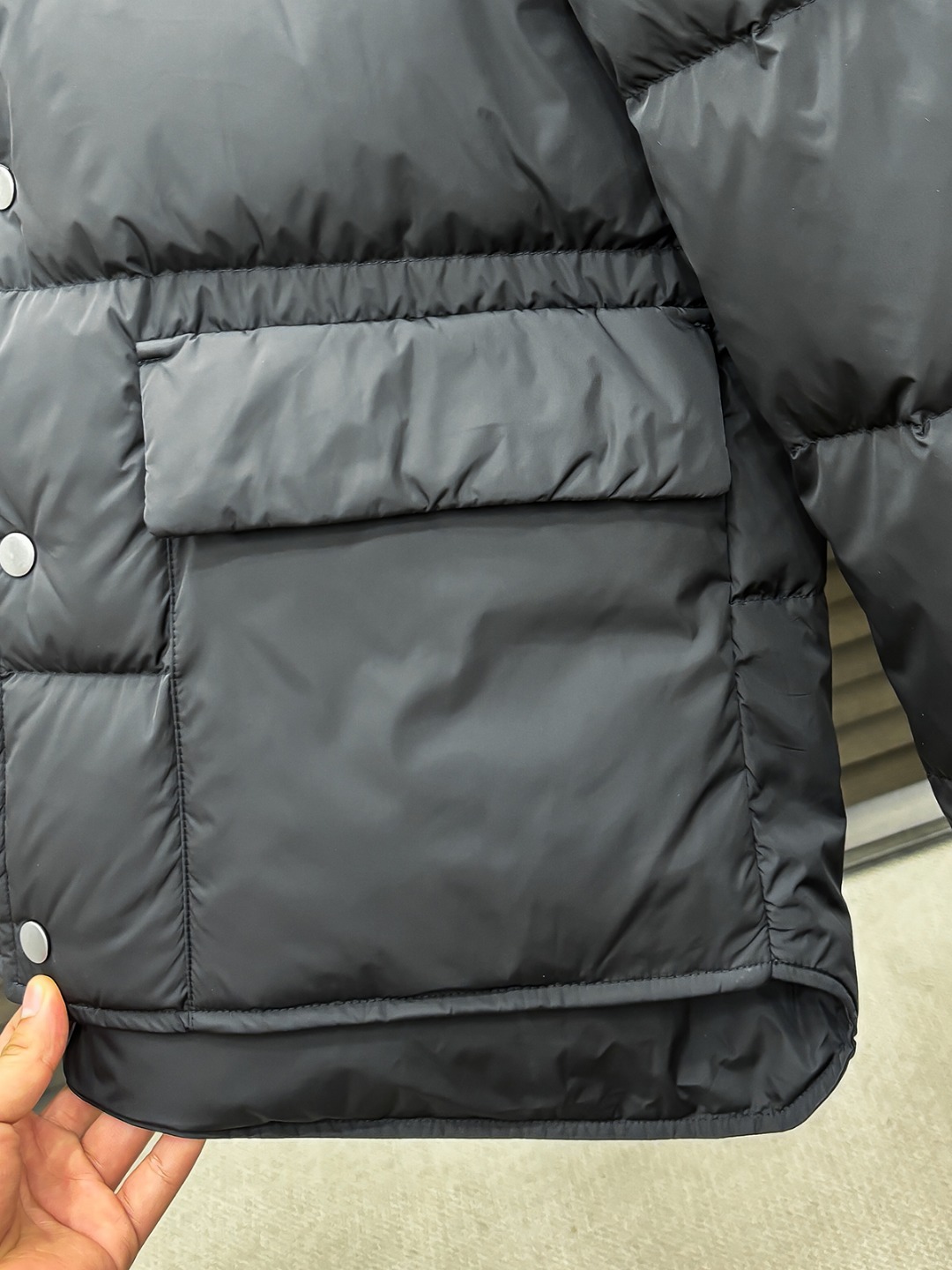 Prada 新款羽绒服秀场新品25新款羽绒服，品相非常完美，专柜高科技防水面料，内里90%白鹅绒填充，舒