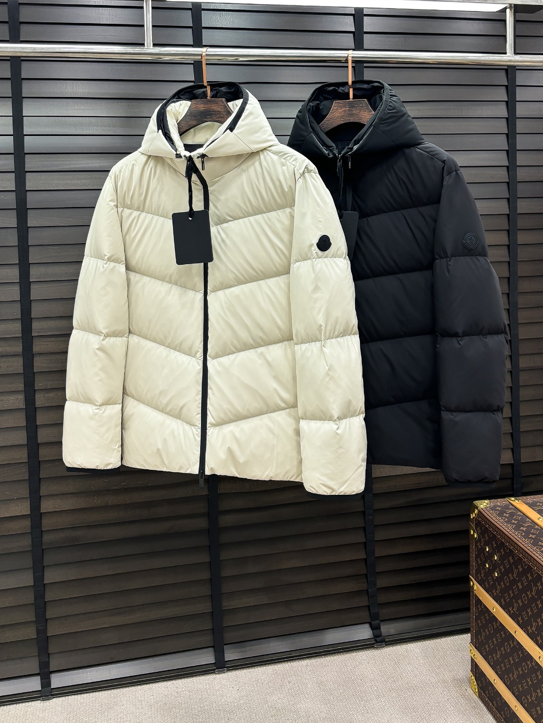Moncler 新款羽绒服秀场新品25新款羽绒服，品相非常完美，专柜高科技防水面料，内里90%白鹅绒填充