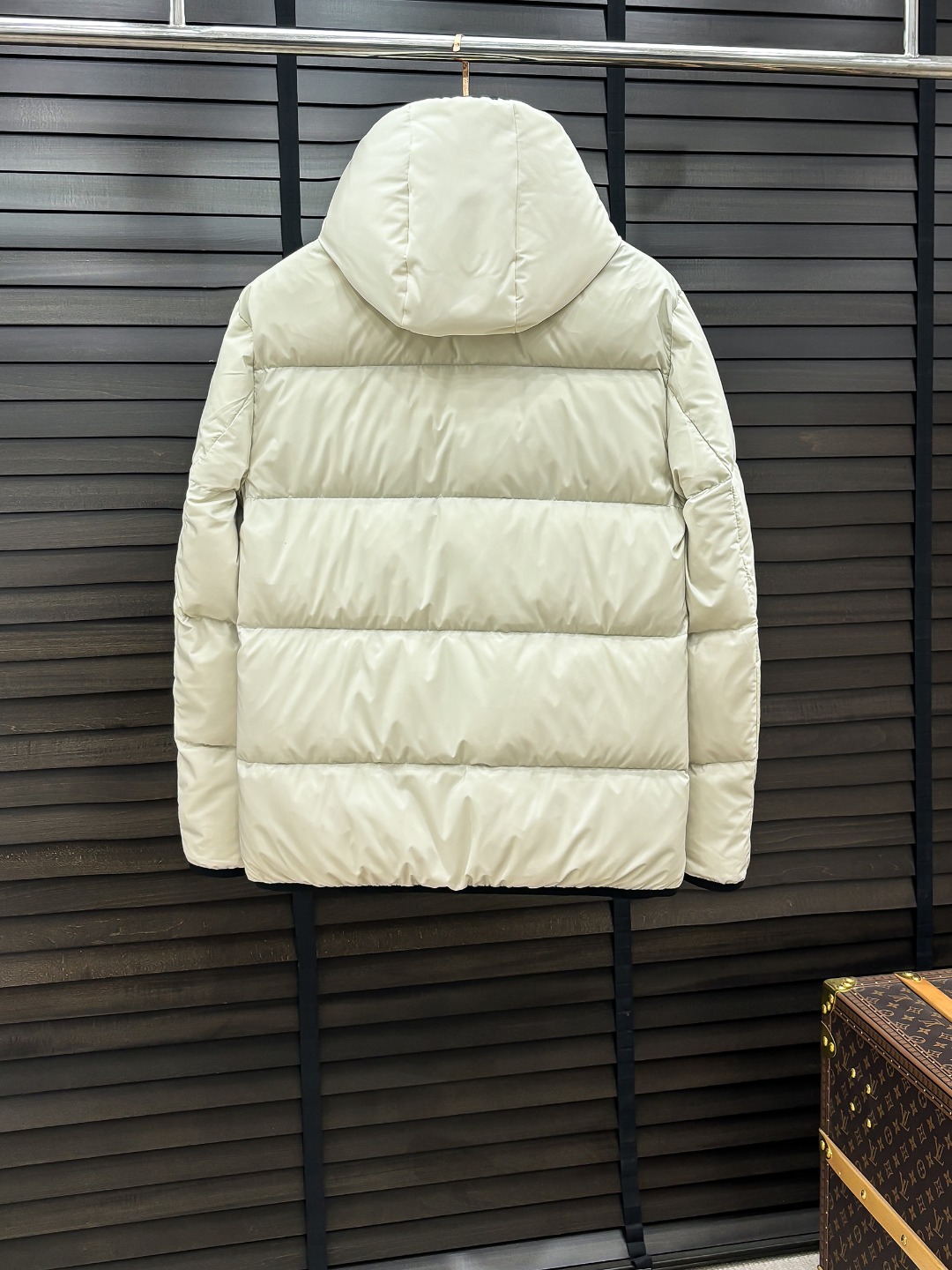 Moncler 新款羽绒服秀场新品25新款羽绒服，品相非常完美，专柜高科技防水面料，内里90%白鹅绒填充