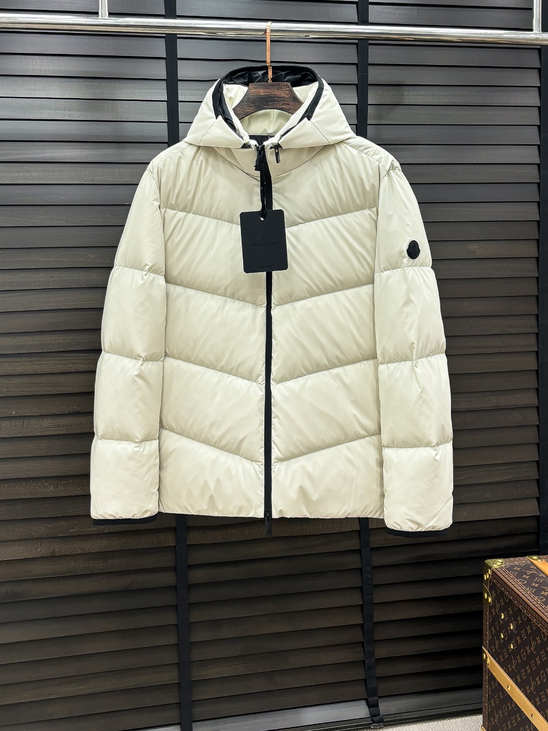Moncler 新款羽绒服秀场新品25新款羽绒服，品相非常完美，专柜高科技防水面料，内里90%白鹅绒填充