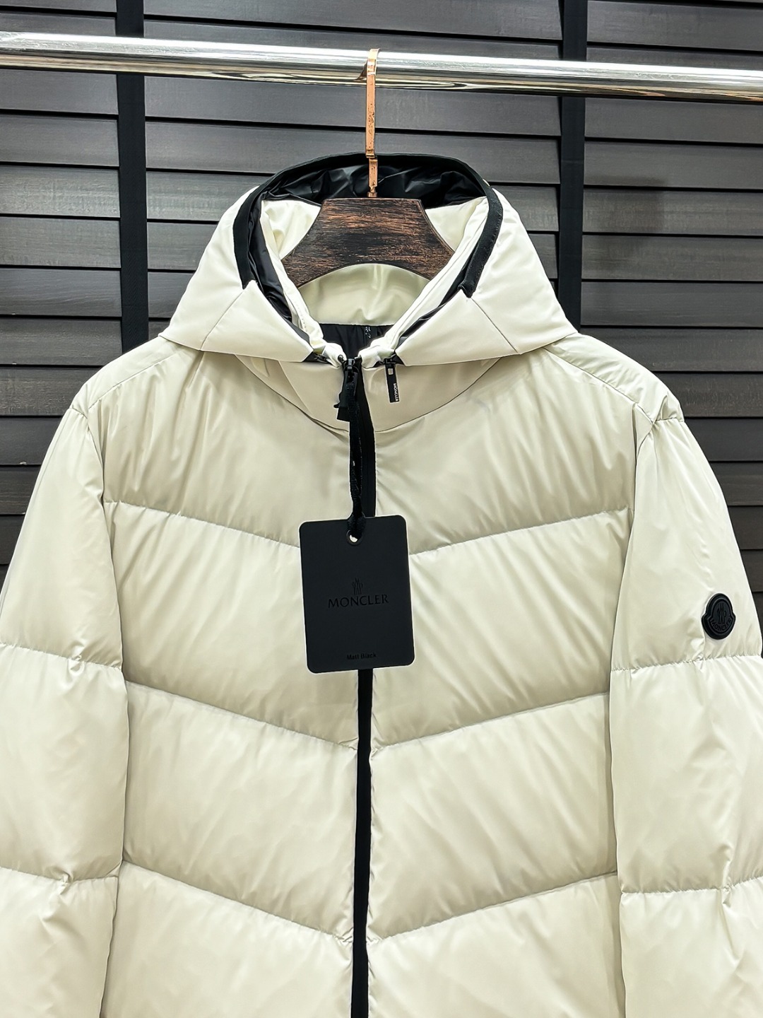 Moncler 新款羽绒服秀场新品25新款羽绒服，品相非常完美，专柜高科技防水面料，内里90%白鹅绒填充