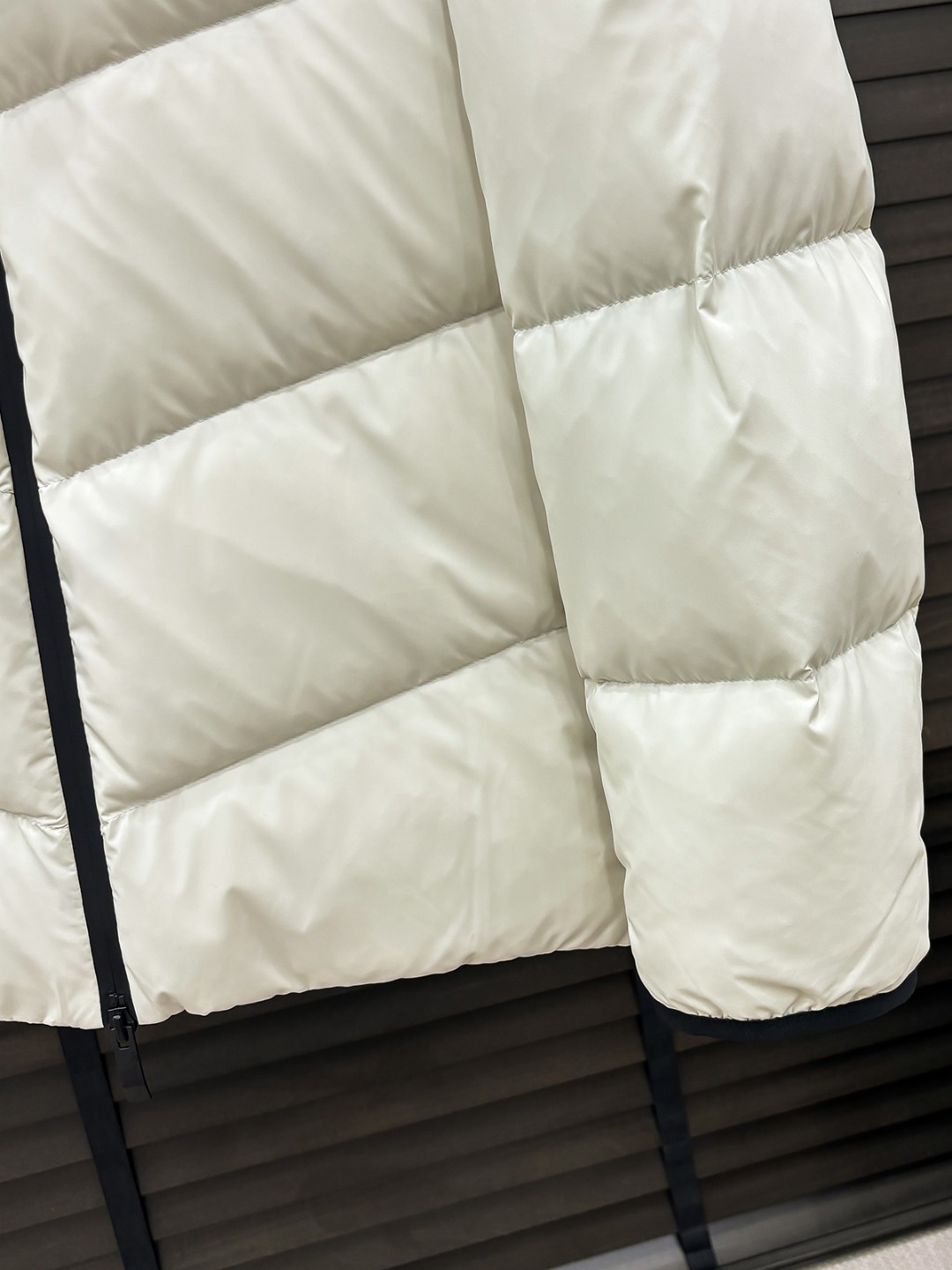 Moncler 新款羽绒服秀场新品25新款羽绒服，品相非常完美，专柜高科技防水面料，内里90%白鹅绒填充