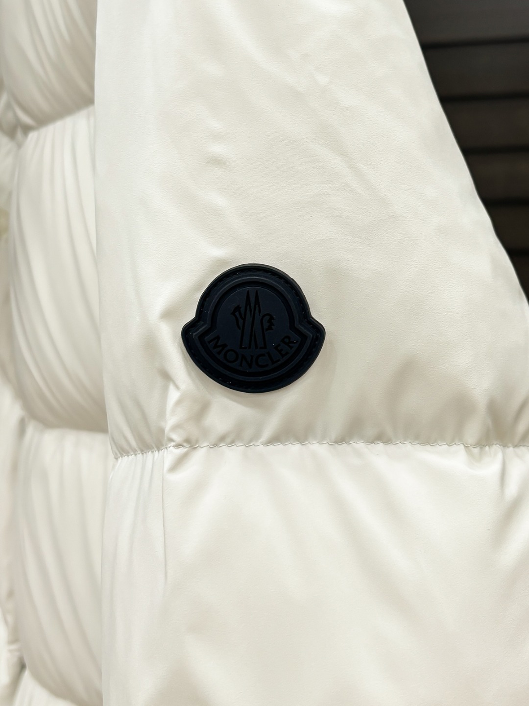 Moncler 新款羽绒服秀场新品25新款羽绒服，品相非常完美，专柜高科技防水面料，内里90%白鹅绒填充
