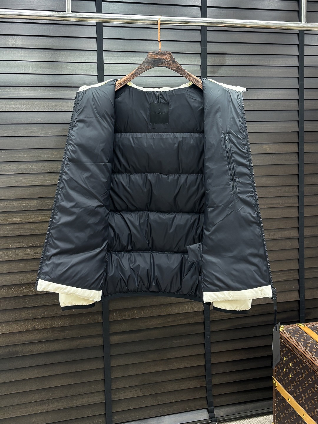 Moncler 新款羽绒服秀场新品25新款羽绒服，品相非常完美，专柜高科技防水面料，内里90%白鹅绒填充