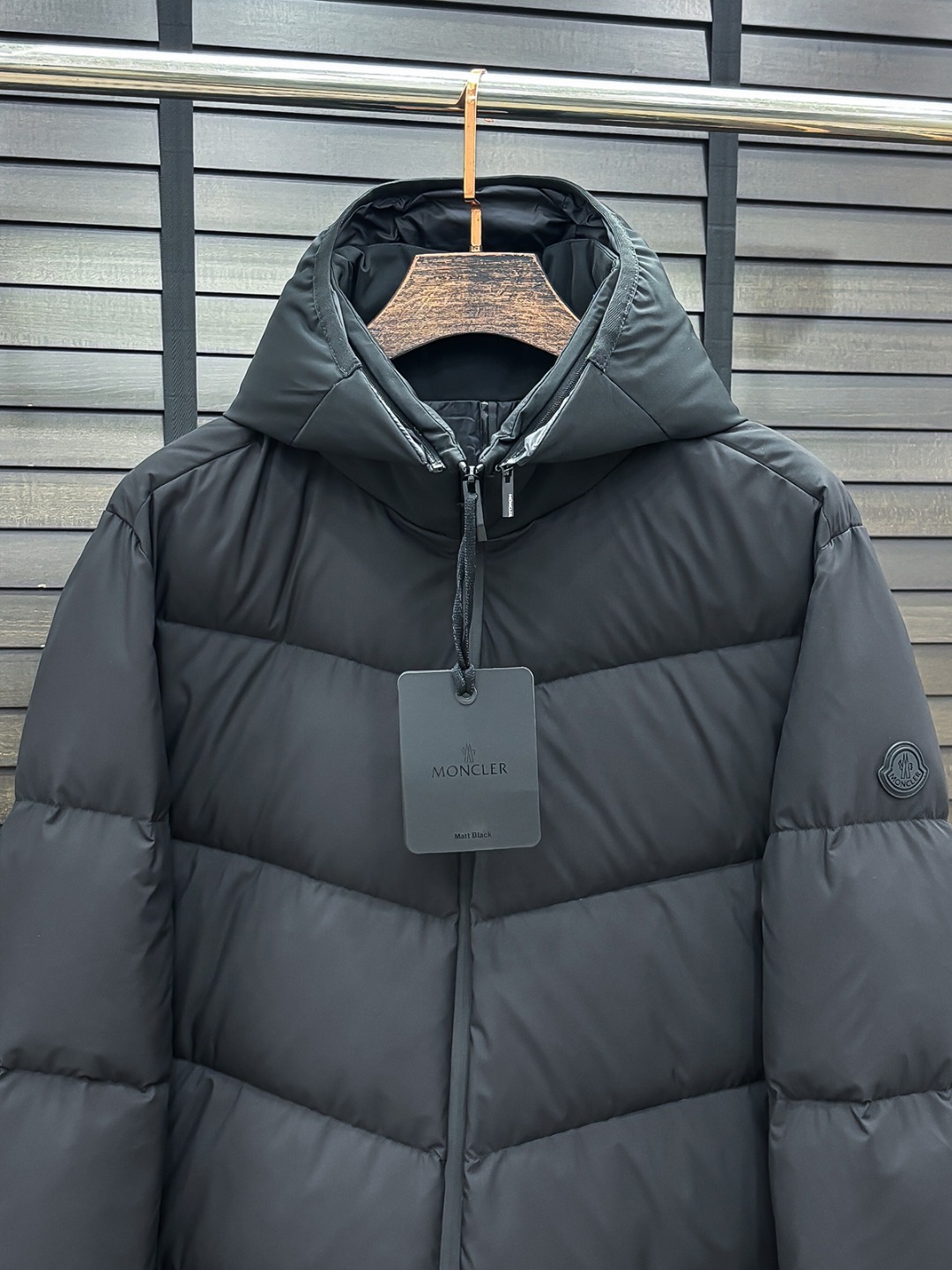 Moncler 新款羽绒服秀场新品25新款羽绒服，品相非常完美，专柜高科技防水面料，内里90%白鹅绒填充