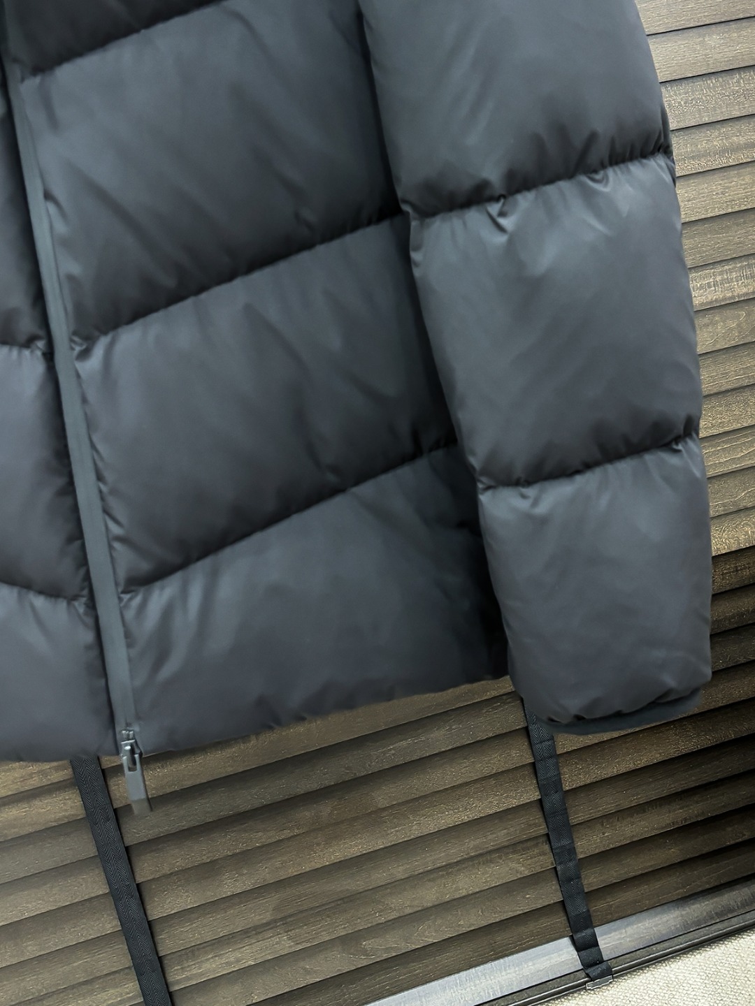 Moncler 新款羽绒服秀场新品25新款羽绒服，品相非常完美，专柜高科技防水面料，内里90%白鹅绒填充