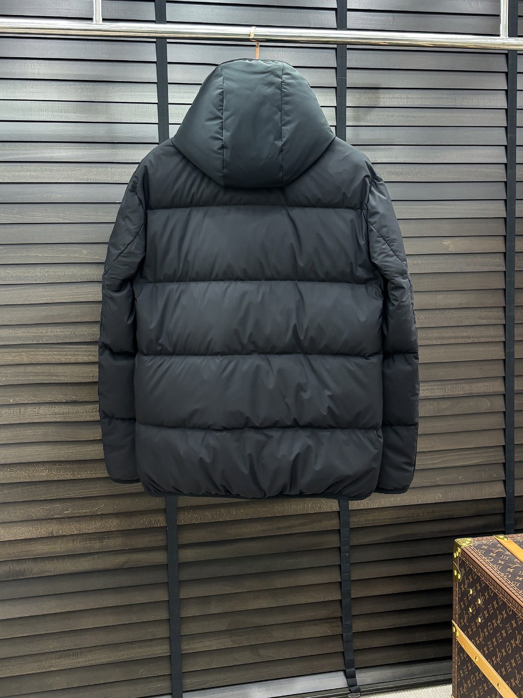 Moncler 新款羽绒服秀场新品25新款羽绒服，品相非常完美，专柜高科技防水面料，内里90%白鹅绒填充
