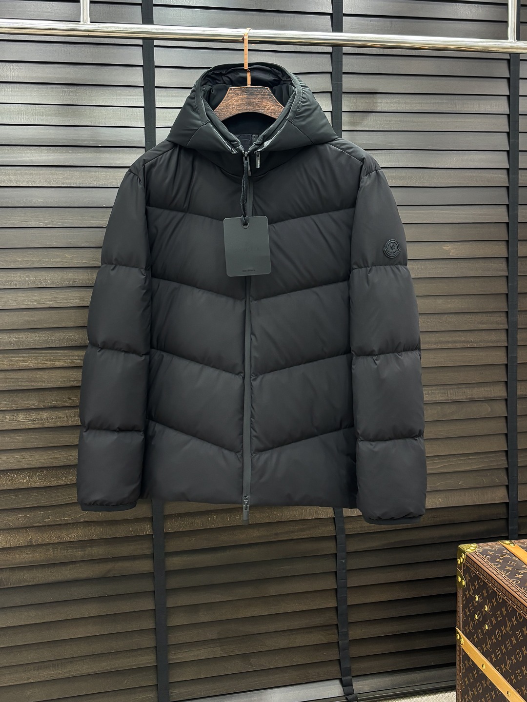 NO:649982,Moncler's new down jacket show new product 25 new down jackets, the appearance is very perfect, the store's high-tech waterproof fabric, 90% white goose down filling inside, comfortable and warm, full and attractive color, very outstanding design, easily upgrade the fashion sense, extremely elegant and rigorous workmanship, neat and meticulous wiring!  A masterpiece from a famous designer!  The upper body does not look bloated and is super handsome!  Counter size: M-3XL,,down jacket,alexander wang19860909Moncler 新款羽绒服秀场新品 25新款羽绒服,品相非常完美,专柜高科技防水面料,内里90白鹅绒填充,舒适保暖,色泽饱满诱人,非常出彩的设计,轻松将时髦感进阶,做工极为考究严谨,走线工整细致！大牌设计师巨作！上身不显臃肿、超级帅气！柜台码数: M-3XL,,down jacket,alexander wang,Men's clothing