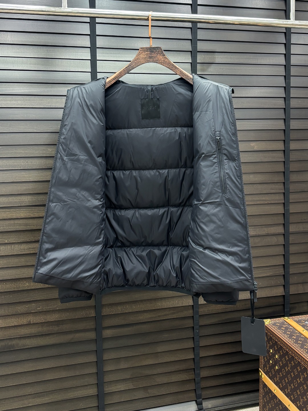 Moncler 新款羽绒服秀场新品25新款羽绒服，品相非常完美，专柜高科技防水面料，内里90%白鹅绒填充