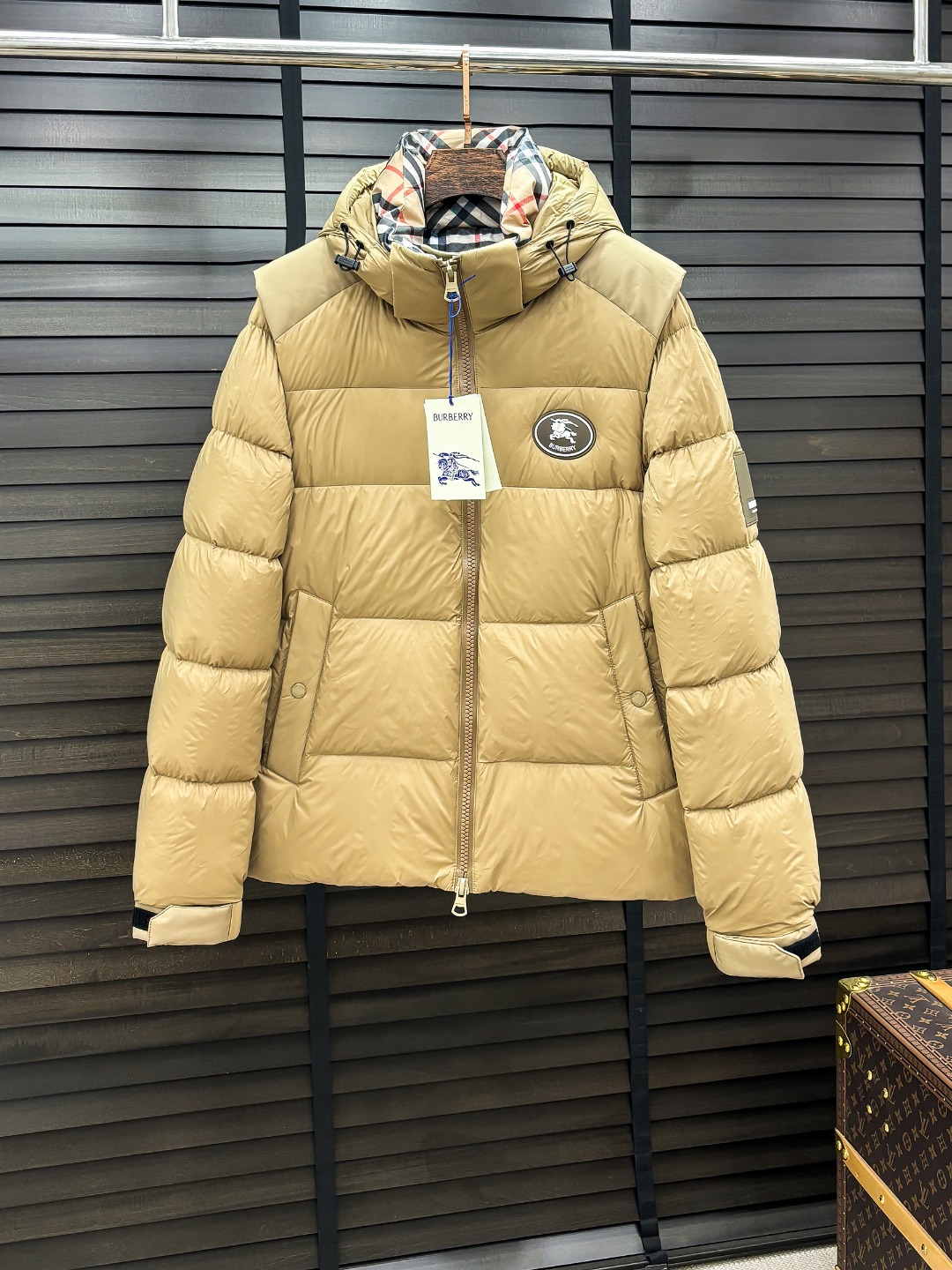 Burberry 新款羽绒服秀场新品25新款羽绒服，品相非常完美，专柜高科技防水面料，内里90%白鹅绒填