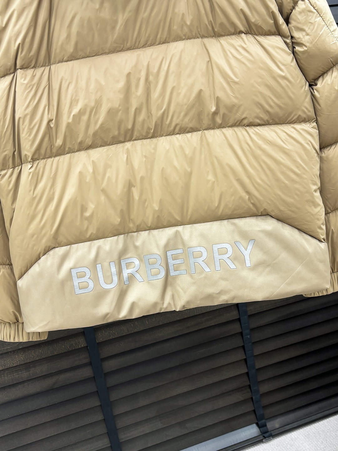 Burberry 新款羽绒服秀场新品25新款羽绒服，品相非常完美，专柜高科技防水面料，内里90%白鹅绒填