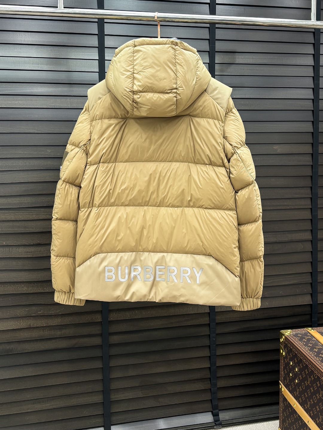 Burberry 新款羽绒服秀场新品25新款羽绒服，品相非常完美，专柜高科技防水面料，内里90%白鹅绒填