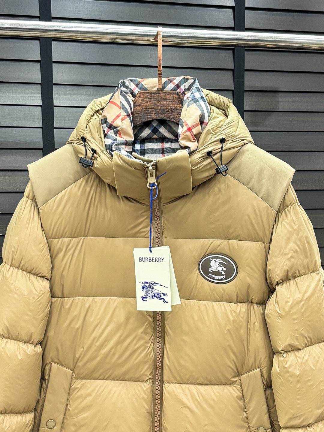 Burberry 新款羽绒服秀场新品25新款羽绒服，品相非常完美，专柜高科技防水面料，内里90%白鹅绒填