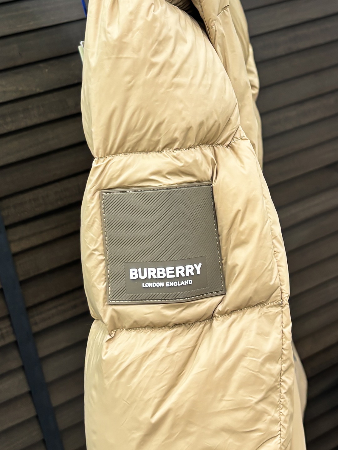 Burberry 新款羽绒服秀场新品25新款羽绒服，品相非常完美，专柜高科技防水面料，内里90%白鹅绒填