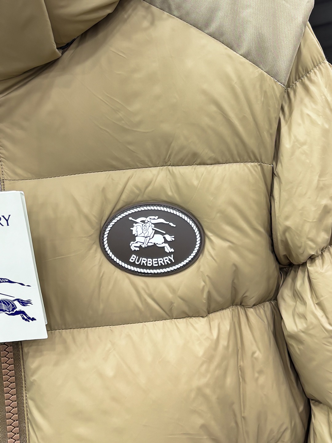 Burberry 新款羽绒服秀场新品25新款羽绒服，品相非常完美，专柜高科技防水面料，内里90%白鹅绒填