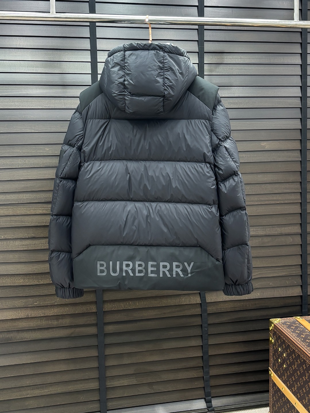 Burberry 新款羽绒服秀场新品25新款羽绒服，品相非常完美，专柜高科技防水面料，内里90%白鹅绒填