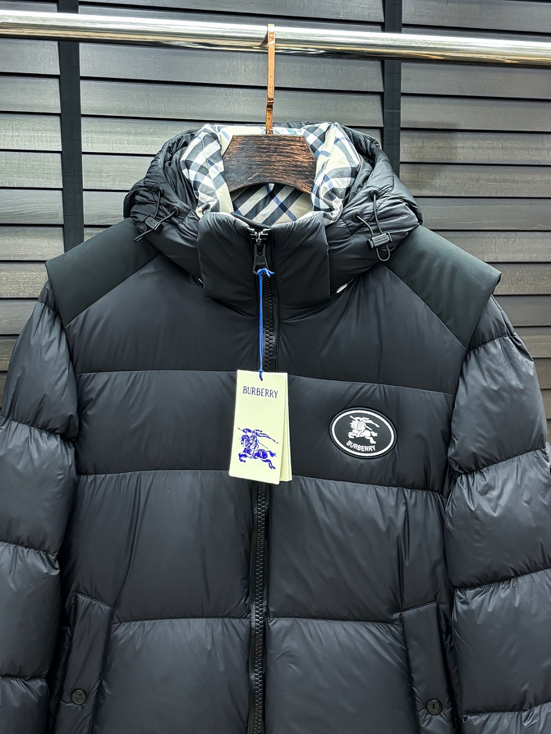 Burberry 新款羽绒服秀场新品25新款羽绒服，品相非常完美，专柜高科技防水面料，内里90%白鹅绒填