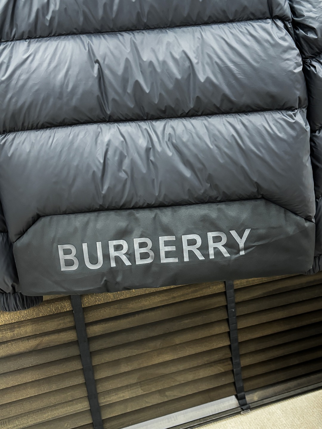 Burberry 新款羽绒服秀场新品25新款羽绒服，品相非常完美，专柜高科技防水面料，内里90%白鹅绒填