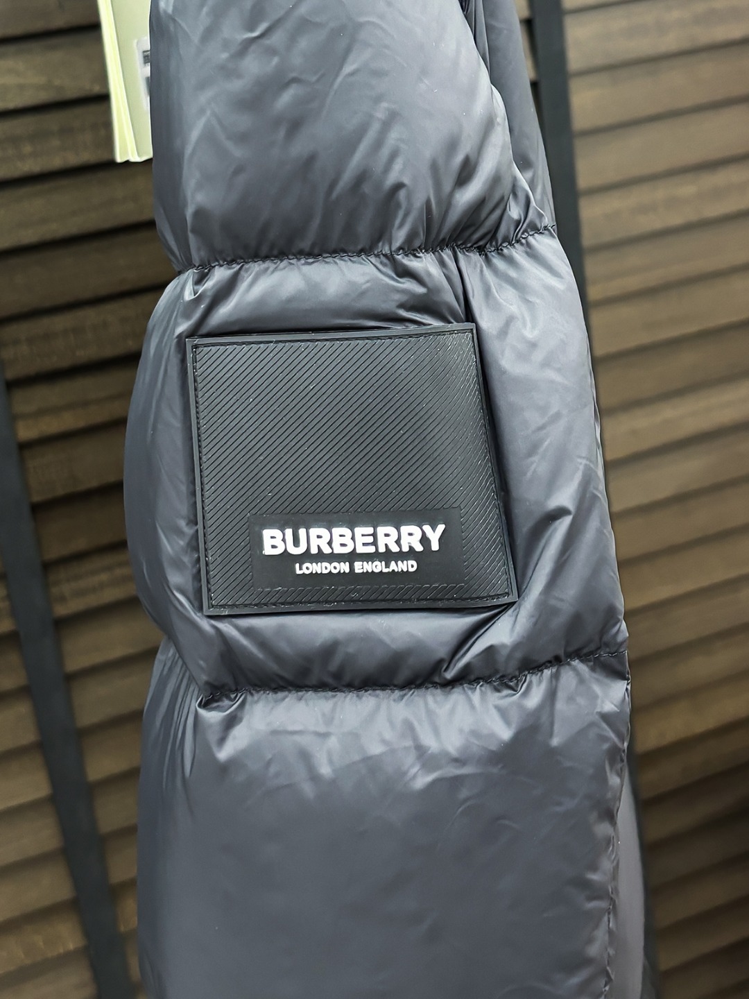 Burberry 新款羽绒服秀场新品25新款羽绒服，品相非常完美，专柜高科技防水面料，内里90%白鹅绒填