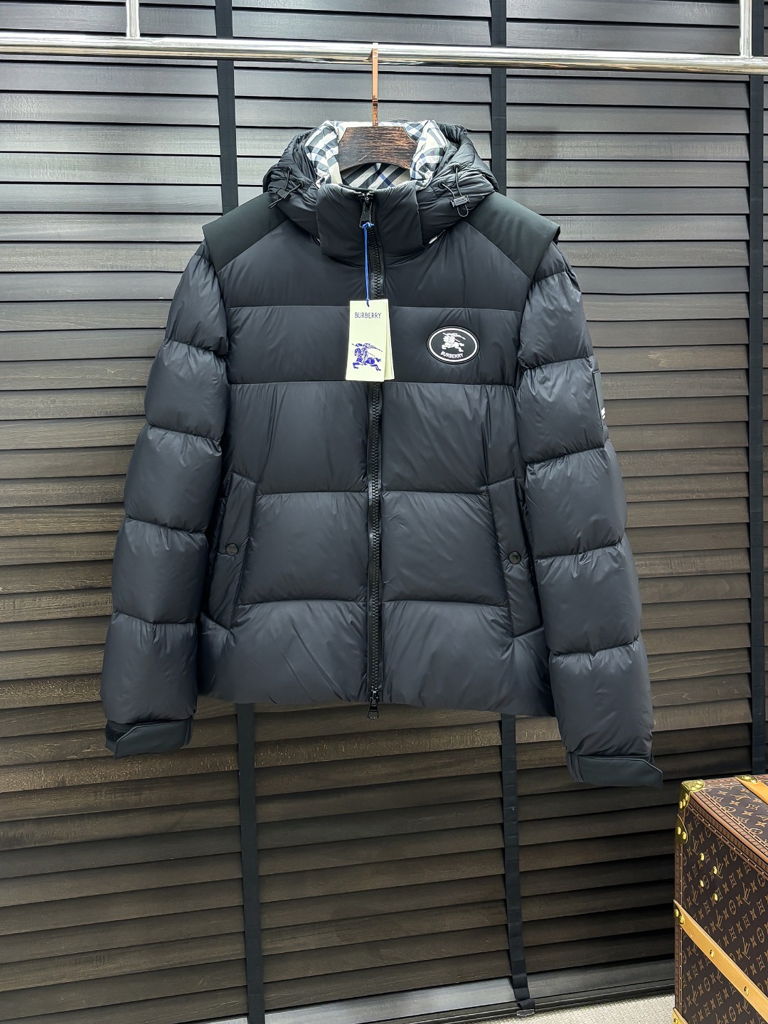 NO:650003,Burberry's new down jacket show new product 25 new down jackets, the appearance is perfect, the store's high-tech waterproof fabrics, 90% white goose down filling inside, comfortable and warm, full and attractive color, very outstanding design, easily upgrade the fashion sense, extremely elegant and rigorous workmanship, neat and meticulous wiring!  A masterpiece from a famous designer!  The upper body does not look bloated and is super handsome!  Counter size: M-3XL,,burberry,down jacket,alexander wang19860909Burberry 新款羽绒服秀场新品 25新款羽绒服,品相非常完美,专柜高科技防水面料,内里90白鹅绒填充,舒适保暖,色泽饱满诱人,非常出彩的设计,轻松将时髦感进阶,做工极为考究严谨,走线工整细致！大牌设计师巨作！上身不显臃肿、超级帅气！柜台码数: M-3XL,,burberry,down jacket,alexander wang,Men's clothing