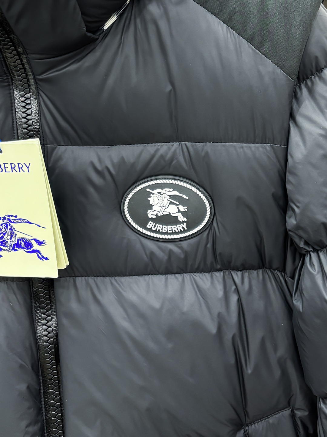 Burberry 新款羽绒服秀场新品25新款羽绒服，品相非常完美，专柜高科技防水面料，内里90%白鹅绒填
