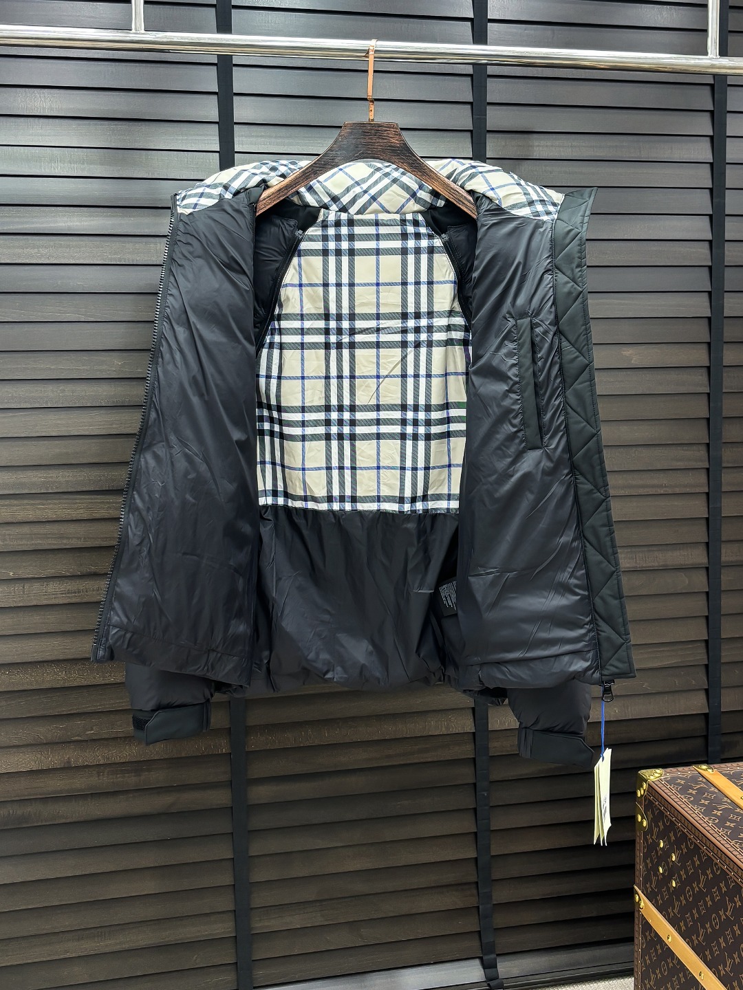 Burberry 新款羽绒服秀场新品25新款羽绒服，品相非常完美，专柜高科技防水面料，内里90%白鹅绒填