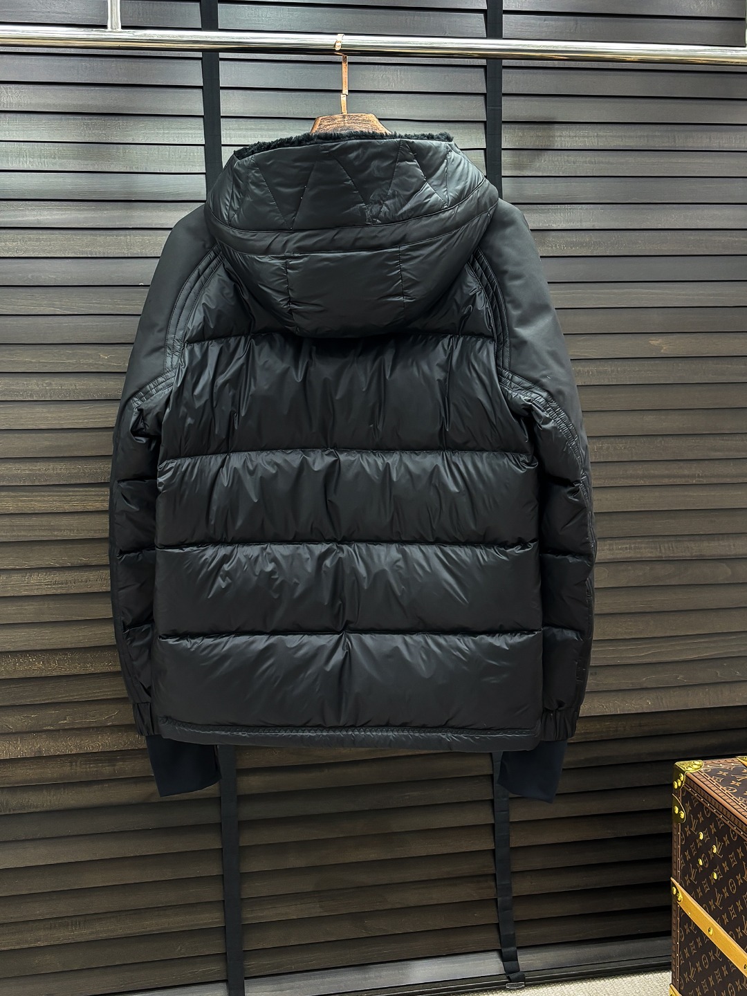 Moncler 新款羽绒服秀场新品25新款羽绒服，品相非常完美，专柜高科技防水面料，内里90%白鹅绒填充