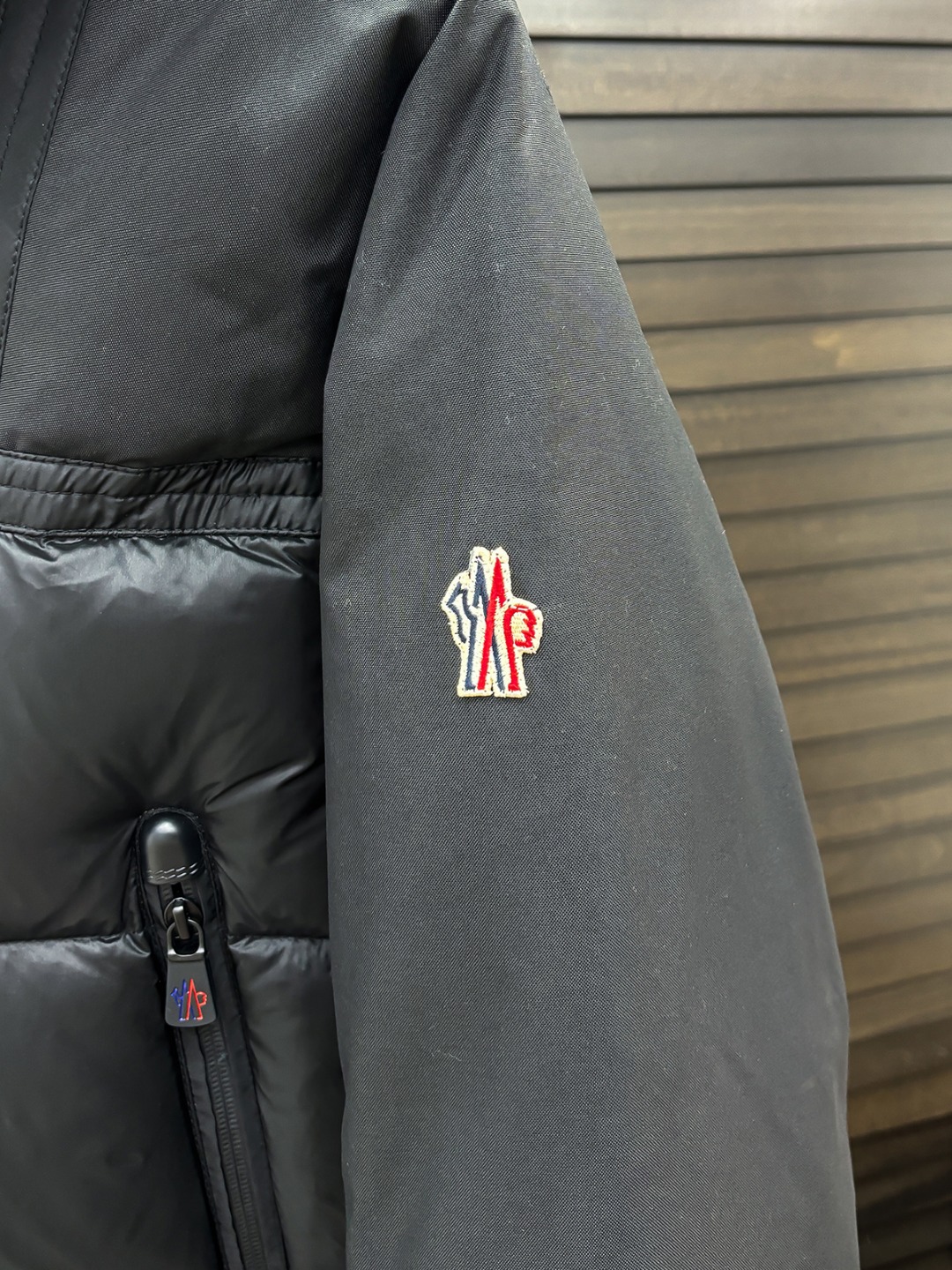 Moncler 新款羽绒服秀场新品25新款羽绒服，品相非常完美，专柜高科技防水面料，内里90%白鹅绒填充