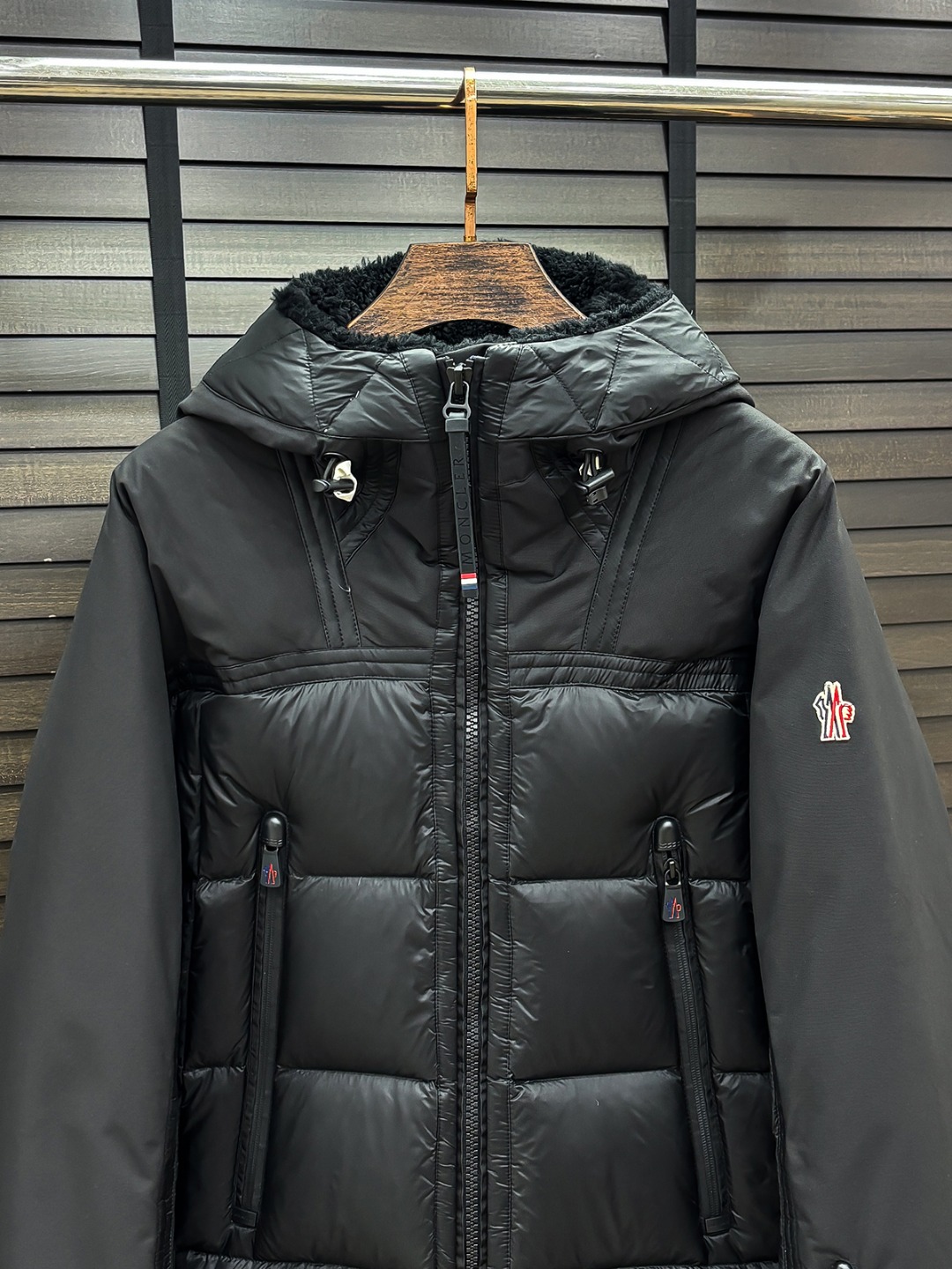 Moncler 新款羽绒服秀场新品25新款羽绒服，品相非常完美，专柜高科技防水面料，内里90%白鹅绒填充