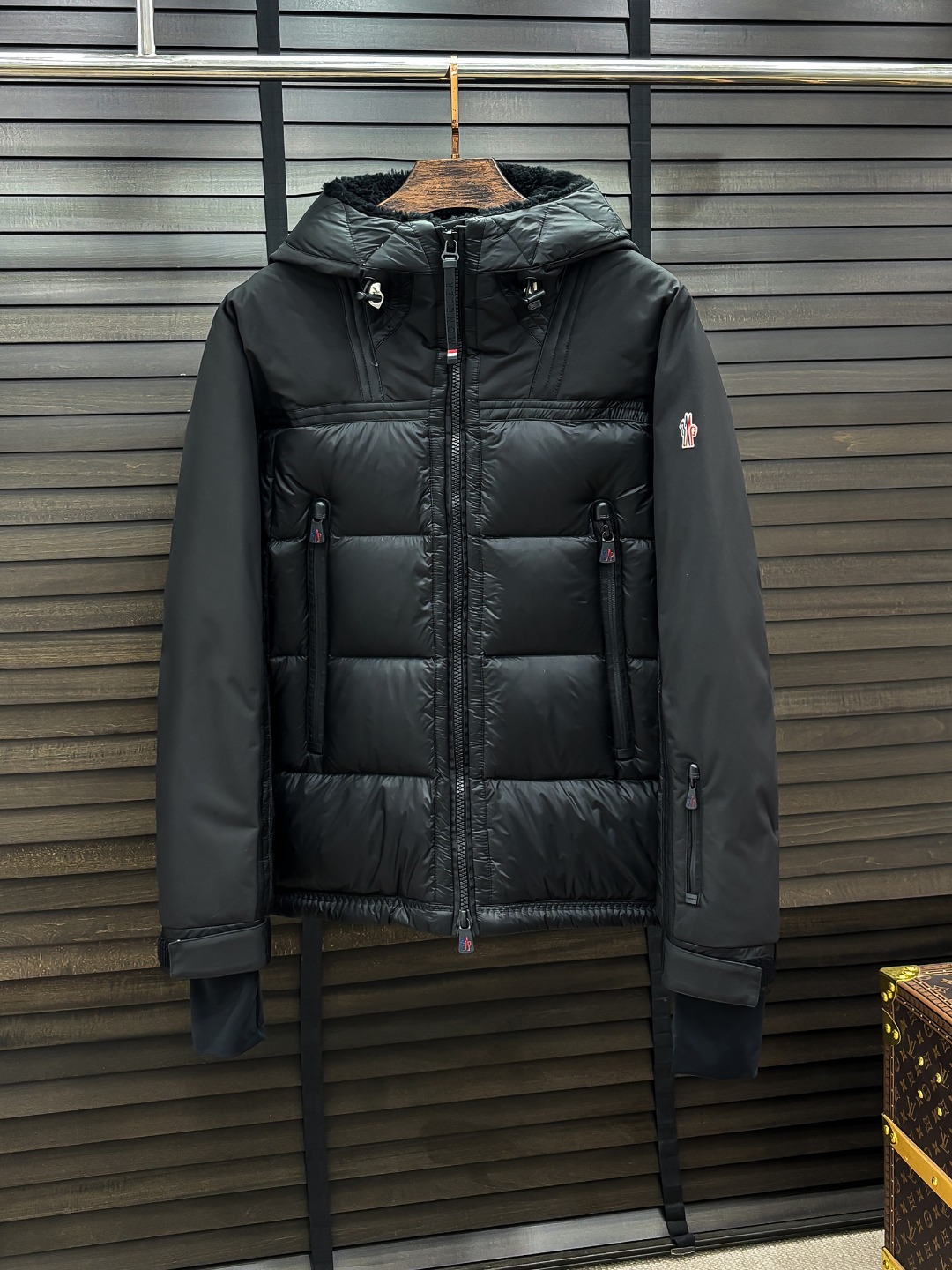 Moncler 新款羽绒服秀场新品25新款羽绒服，品相非常完美，专柜高科技防水面料，内里90%白鹅绒填充