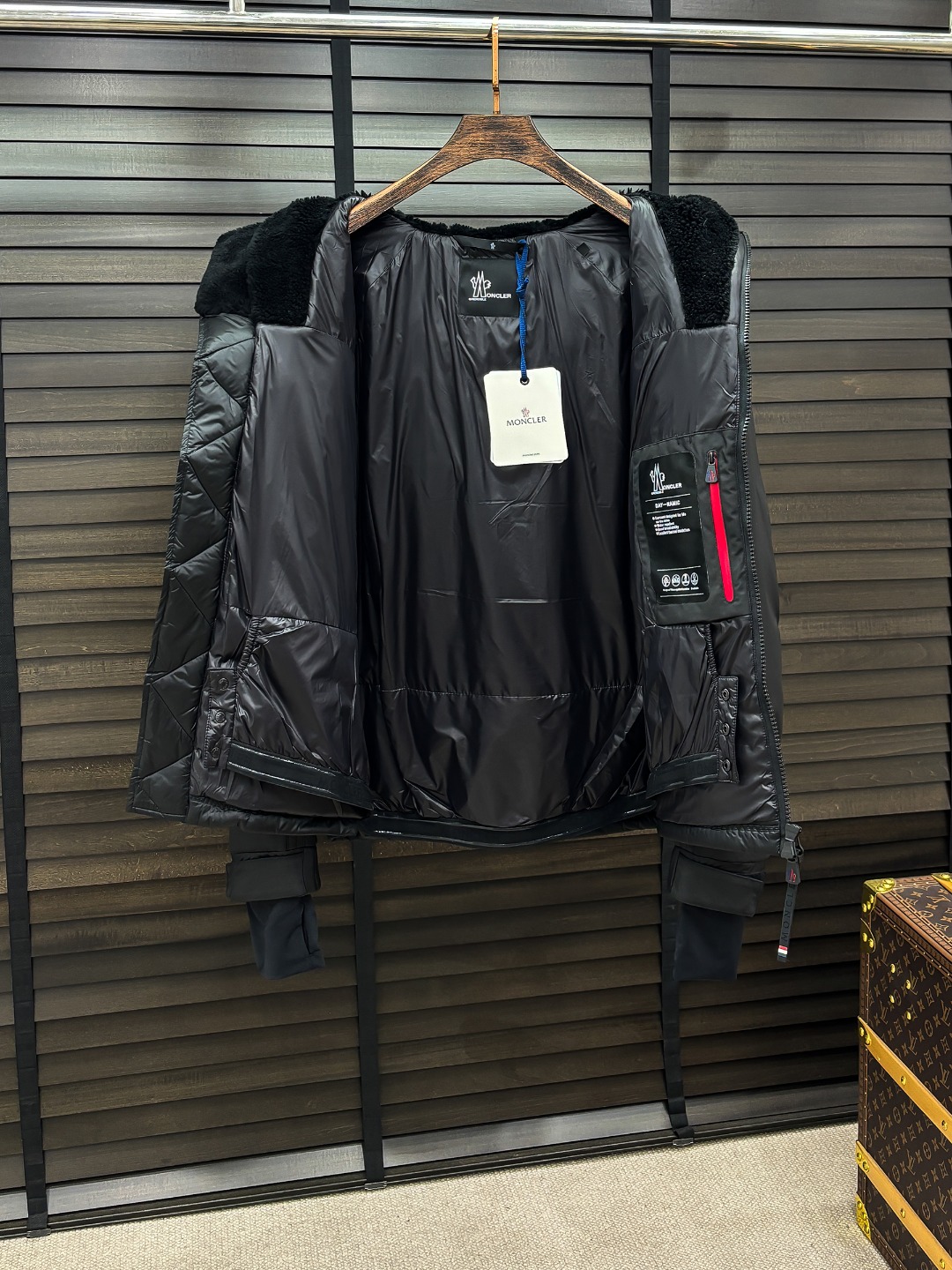 Moncler 新款羽绒服秀场新品25新款羽绒服，品相非常完美，专柜高科技防水面料，内里90%白鹅绒填充