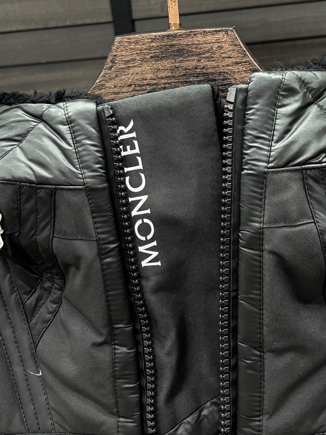 Moncler 新款羽绒服秀场新品25新款羽绒服，品相非常完美，专柜高科技防水面料，内里90%白鹅绒填充