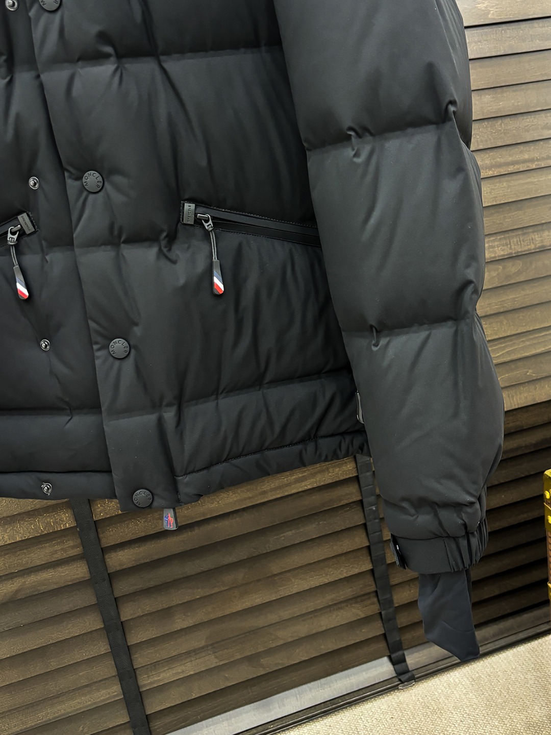 Moncler 新款羽绒服秀场新品25新款羽绒服，品相非常完美，专柜高科技防水面料，内里90%白鹅绒填充