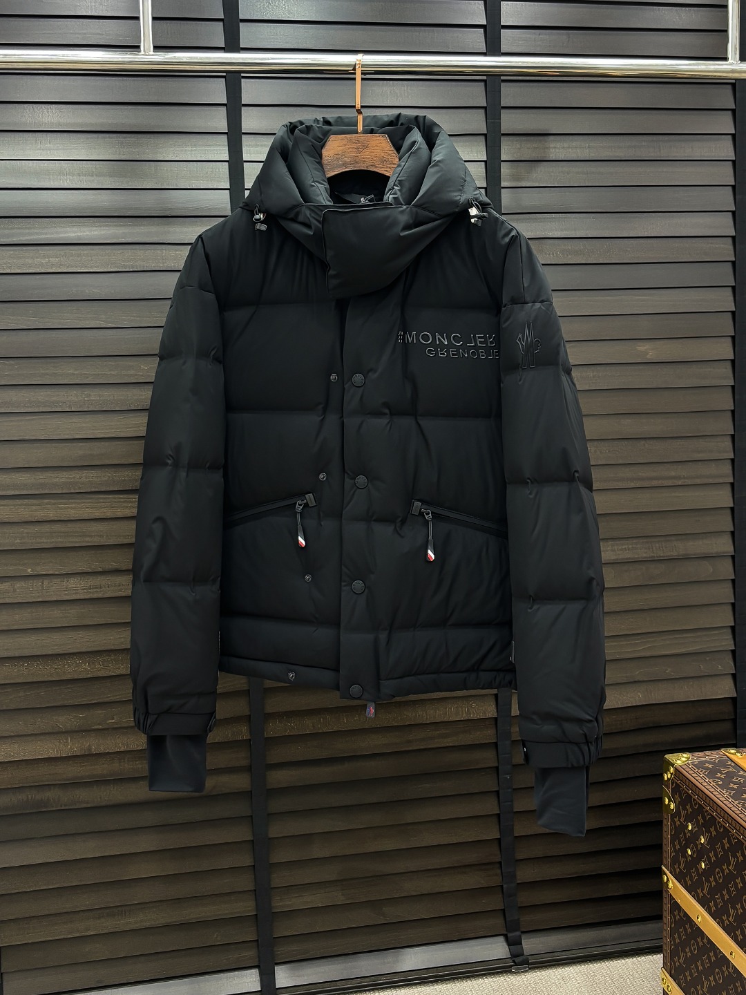 Moncler 新款羽绒服秀场新品25新款羽绒服，品相非常完美，专柜高科技防水面料，内里90%白鹅绒填充