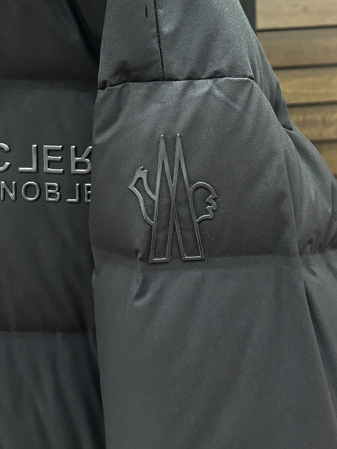 Moncler 新款羽绒服秀场新品25新款羽绒服，品相非常完美，专柜高科技防水面料，内里90%白鹅绒填充