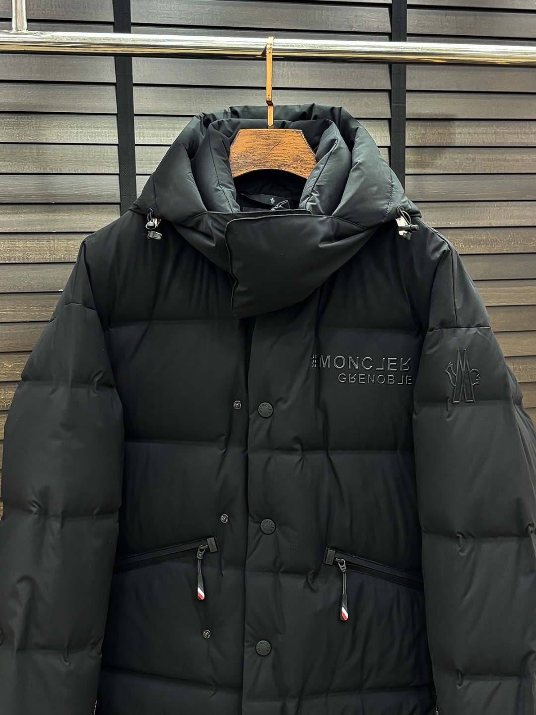 Moncler 新款羽绒服秀场新品25新款羽绒服，品相非常完美，专柜高科技防水面料，内里90%白鹅绒填充