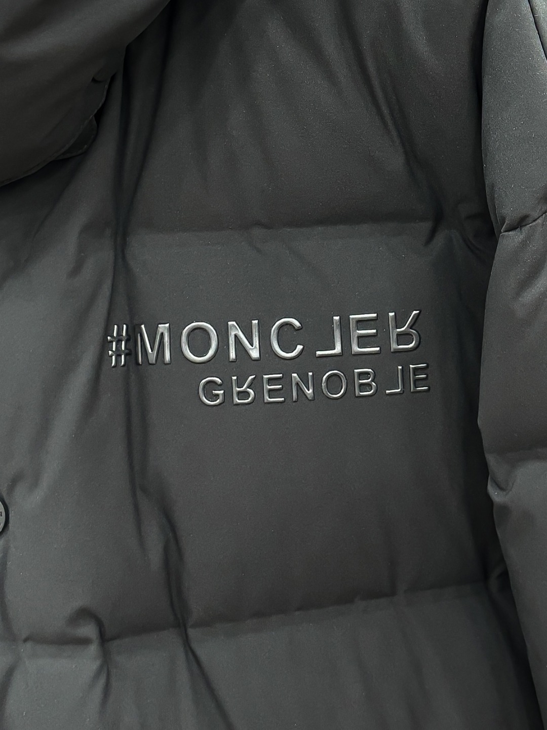 Moncler 新款羽绒服秀场新品25新款羽绒服，品相非常完美，专柜高科技防水面料，内里90%白鹅绒填充