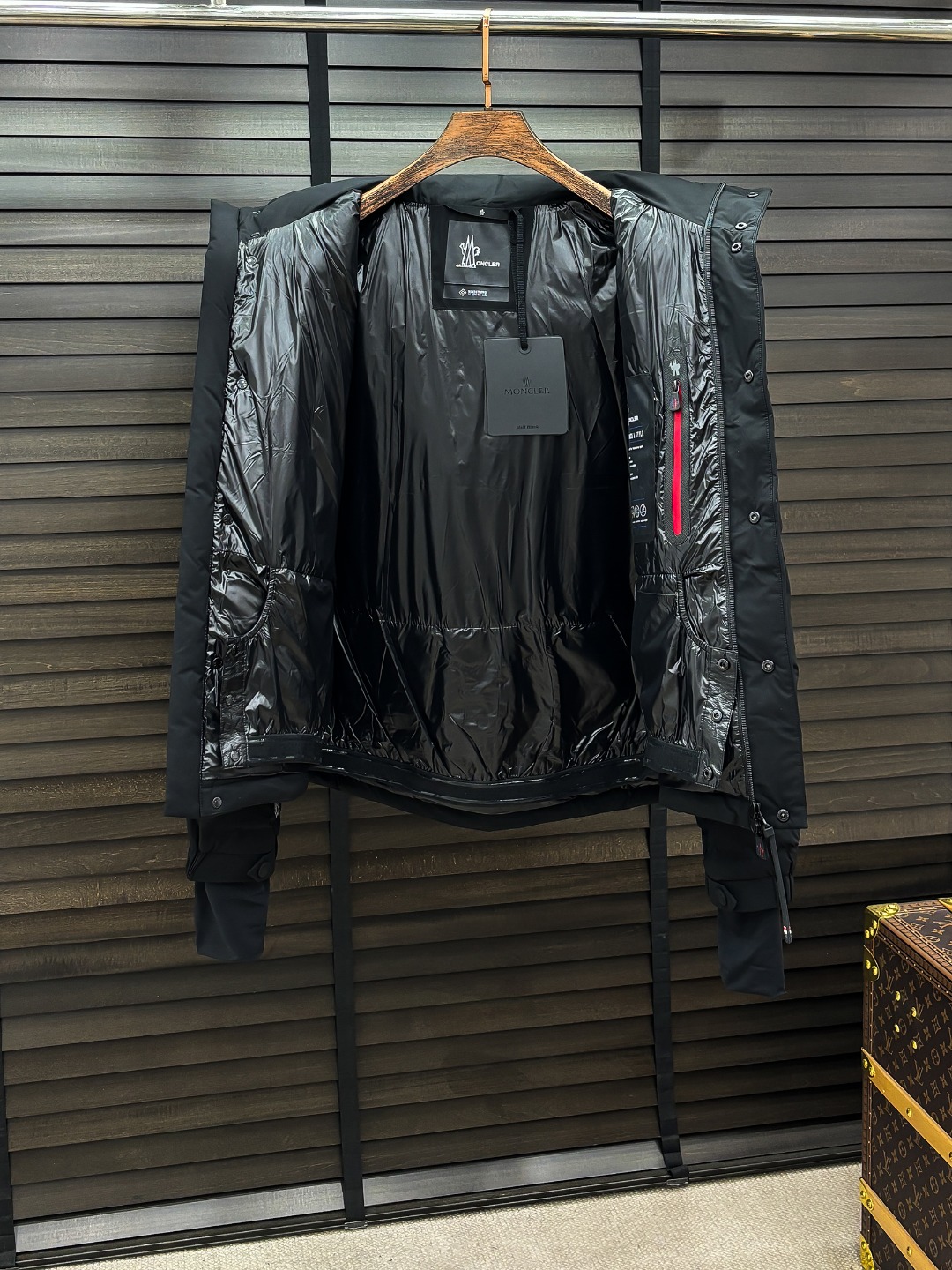 Moncler 新款羽绒服秀场新品25新款羽绒服，品相非常完美，专柜高科技防水面料，内里90%白鹅绒填充