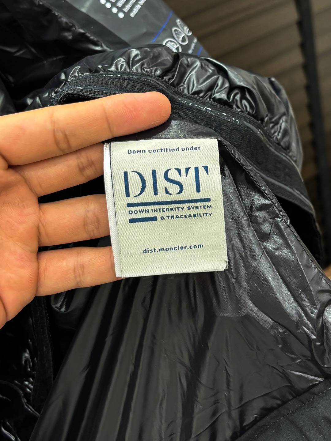 Moncler 新款羽绒服秀场新品25新款羽绒服，品相非常完美，专柜高科技防水面料，内里90%白鹅绒填充