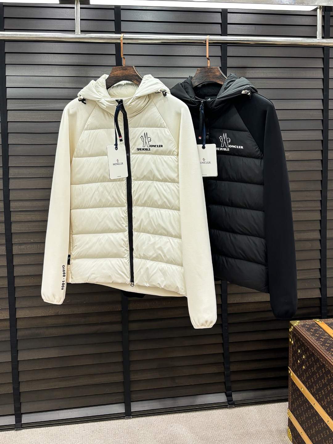 Moncler 新款羽绒服秀场新品25新款羽绒服，品相非常完美，专柜高科技防水面料，内里90%白鹅绒填充