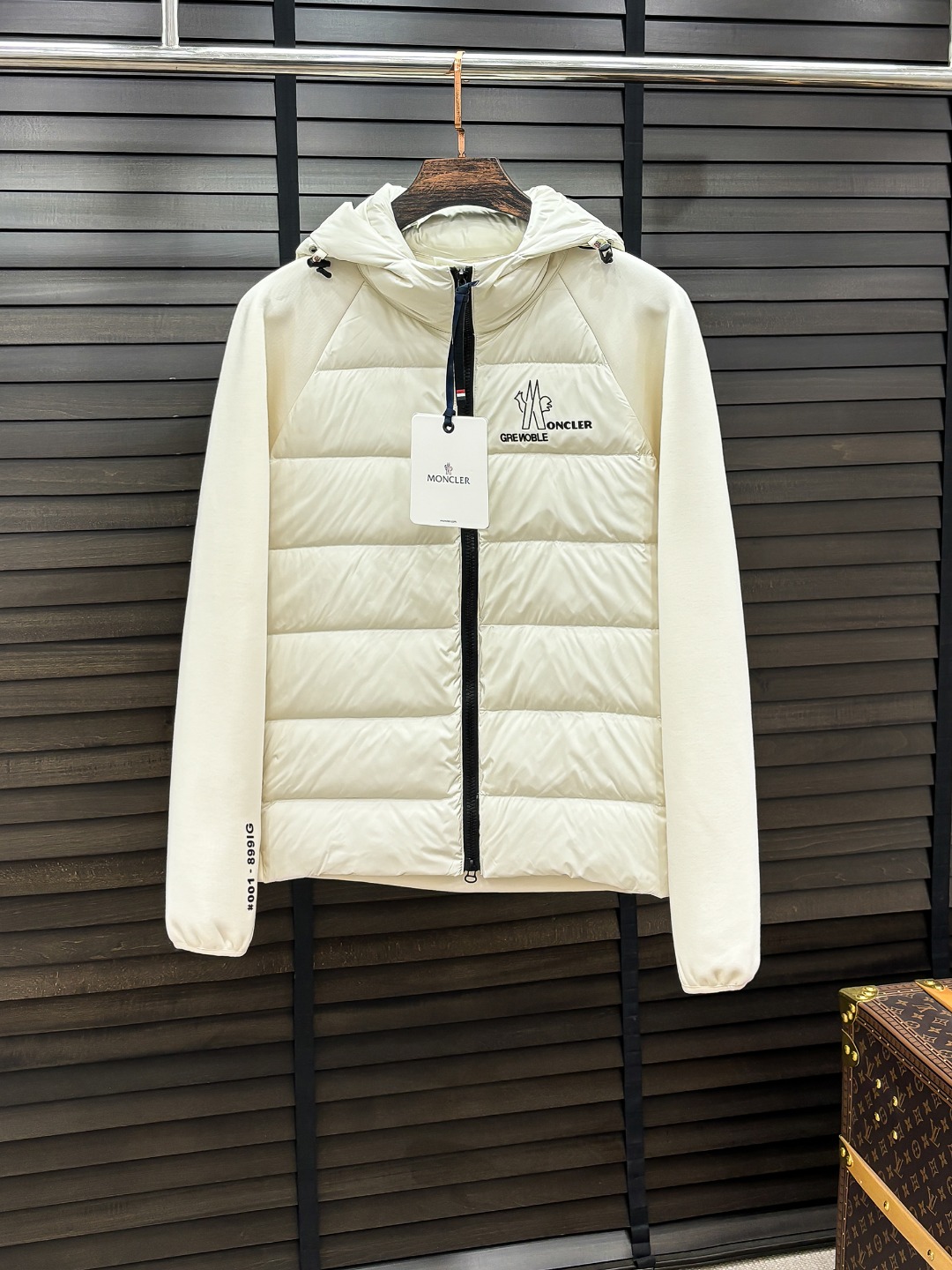 Moncler 新款羽绒服秀场新品25新款羽绒服，品相非常完美，专柜高科技防水面料，内里90%白鹅绒填充