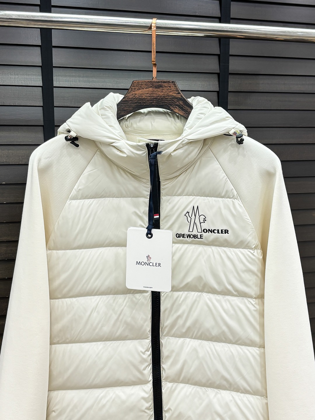 Moncler 新款羽绒服秀场新品25新款羽绒服，品相非常完美，专柜高科技防水面料，内里90%白鹅绒填充