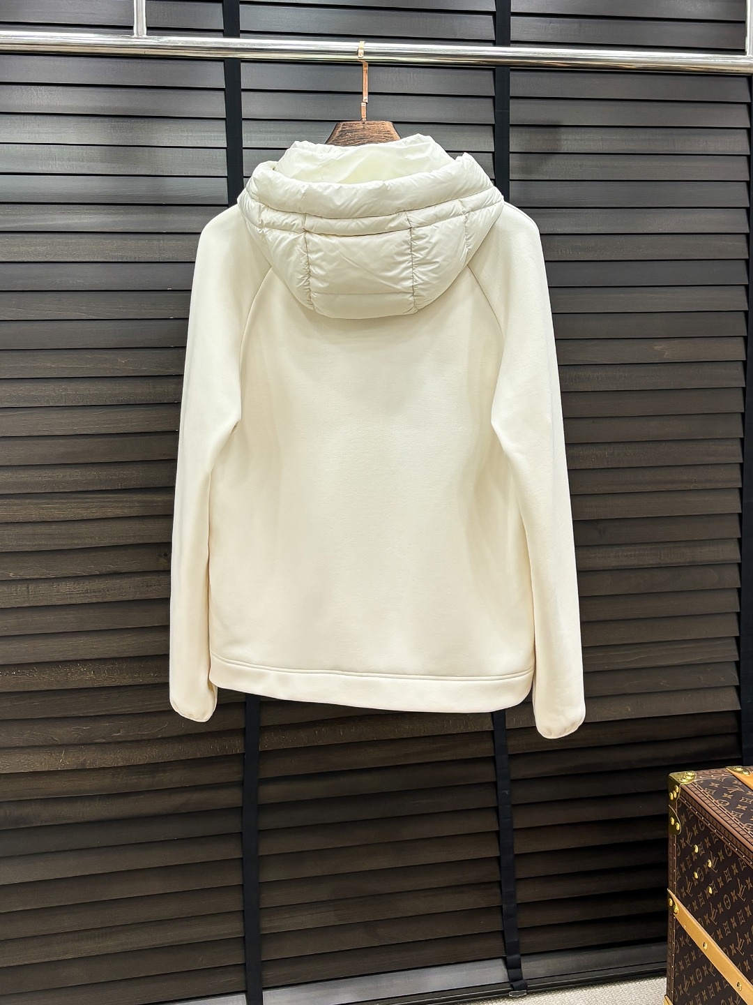 Moncler 新款羽绒服秀场新品25新款羽绒服，品相非常完美，专柜高科技防水面料，内里90%白鹅绒填充