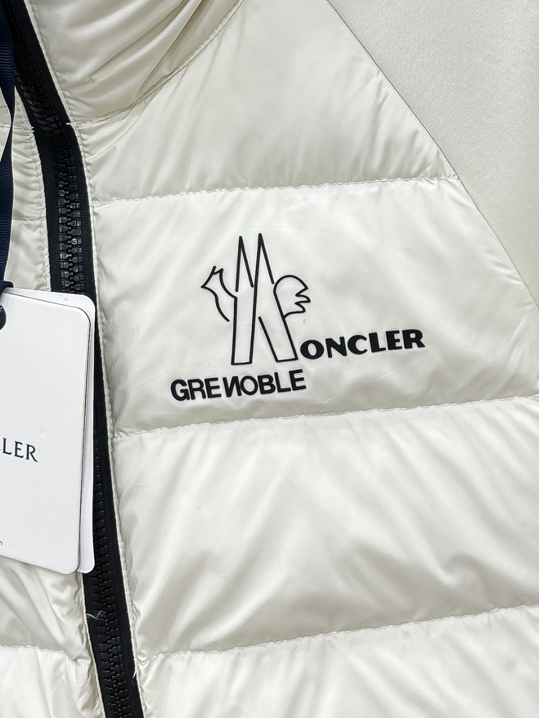 Moncler 新款羽绒服秀场新品25新款羽绒服，品相非常完美，专柜高科技防水面料，内里90%白鹅绒填充