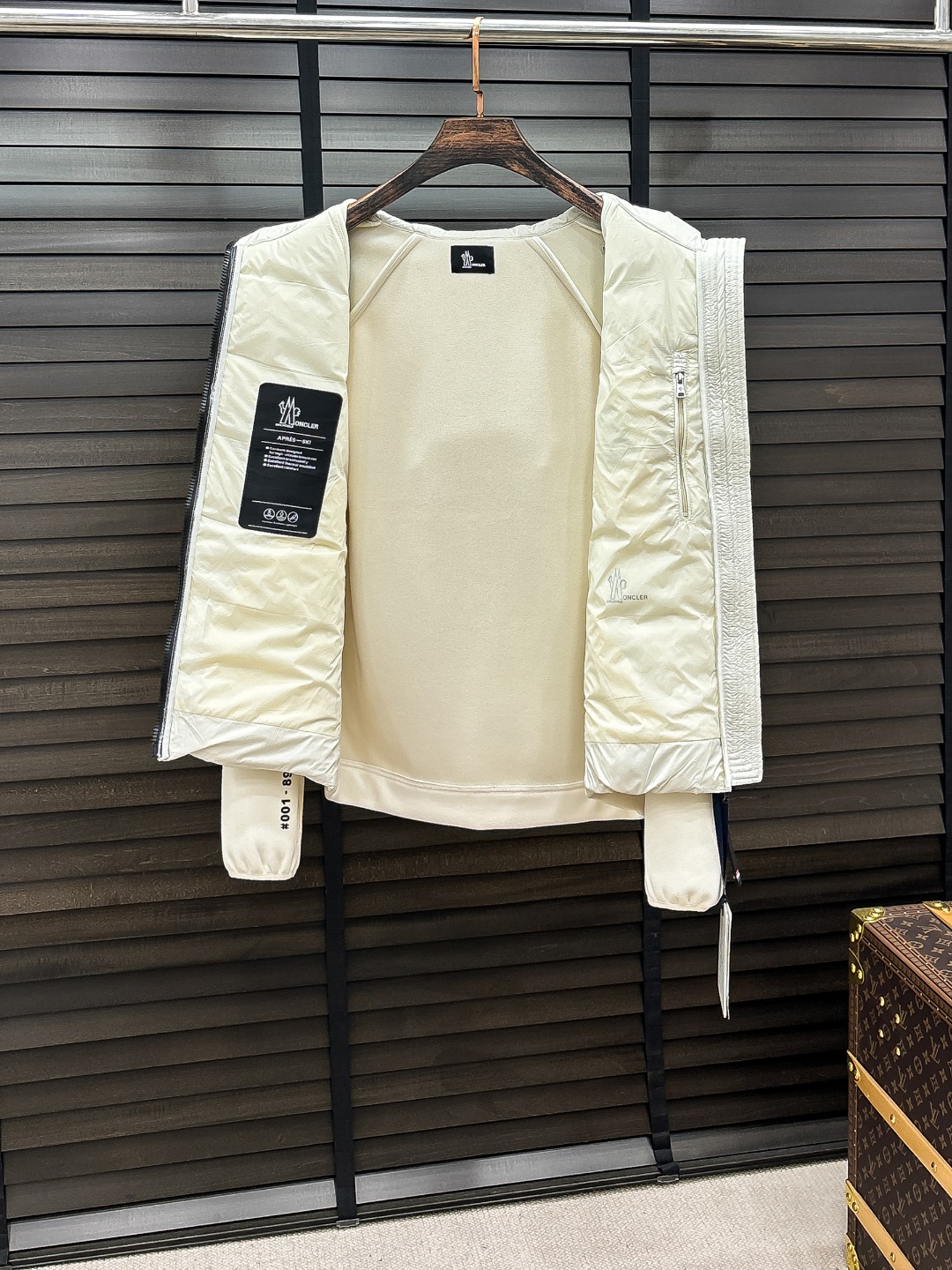 Moncler 新款羽绒服秀场新品25新款羽绒服，品相非常完美，专柜高科技防水面料，内里90%白鹅绒填充